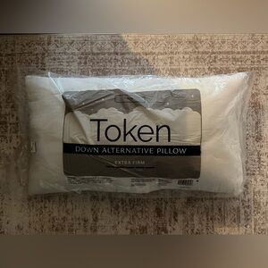 Token King Size Extra Firm Down Alternative Pillow NEW